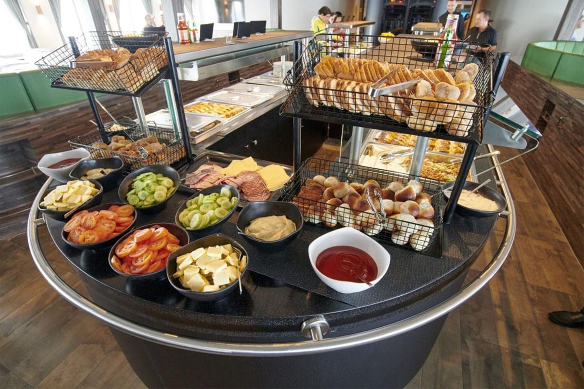 Esta imagen sin fecha y sin ubicación publicada el 4 de mayo de 2026 por Oceanwide Expeditions muestra un buffet dentro de un barco Oceanwide Expeditions. Esta imagen sin fecha y sin ubicación publicada el 4 de mayo de 2026 por Oceanwide Expeditions muestra un buffet dentro de un barco Oceanwide Expeditions.