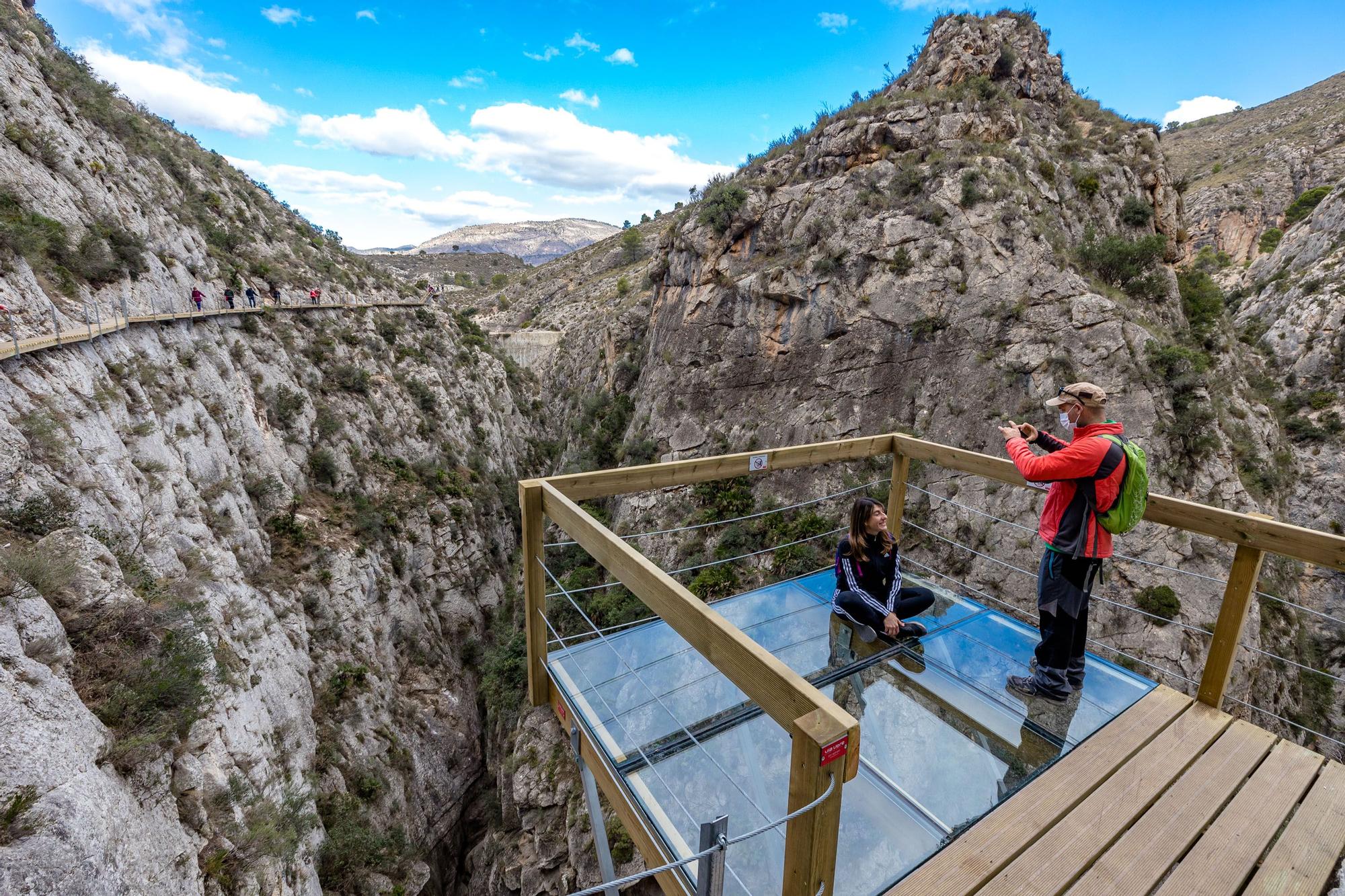 Una decisión que ha tomado el Ayuntamiento de esta pequeña localidad tras la "masiva afluencia" de turistas que se ha producido en las últimas semanas y que ha llevado a la necesidad de regular el acceso.