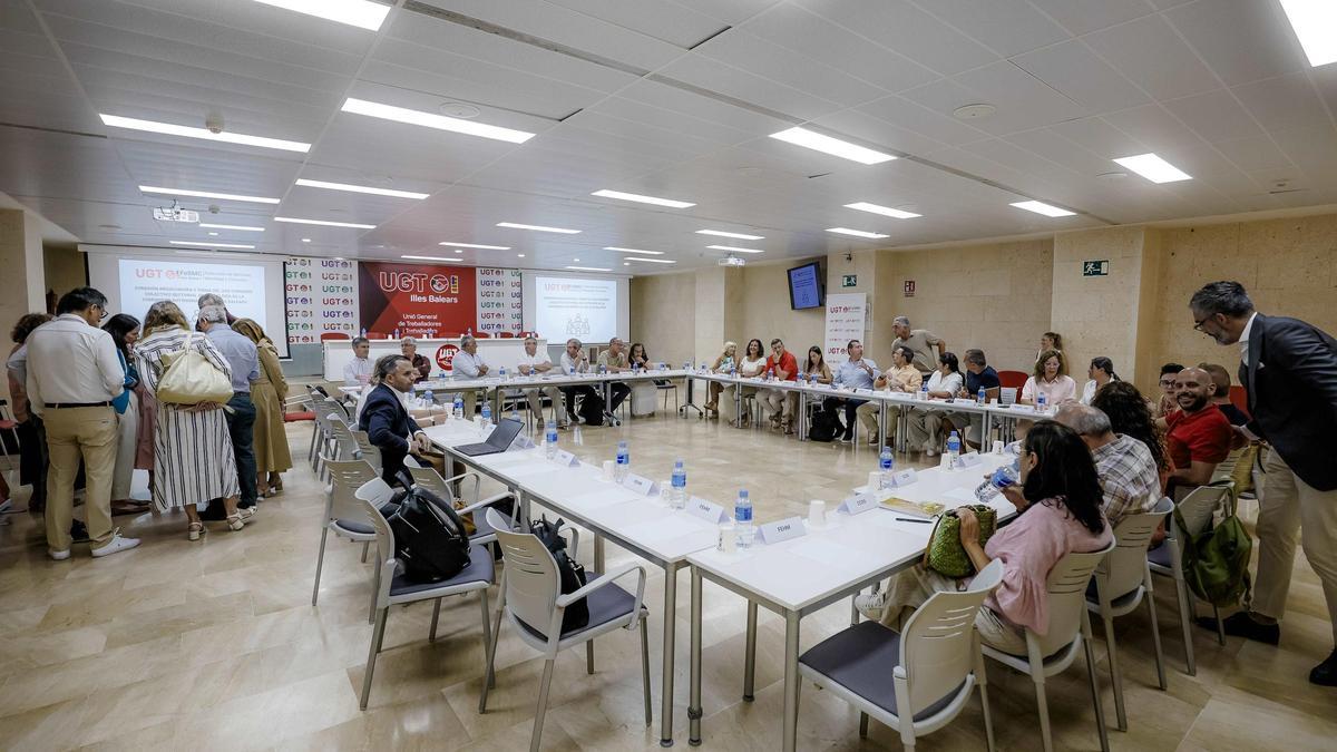 Reunión para la firma del último convenio colectivo de la hostelería balear.