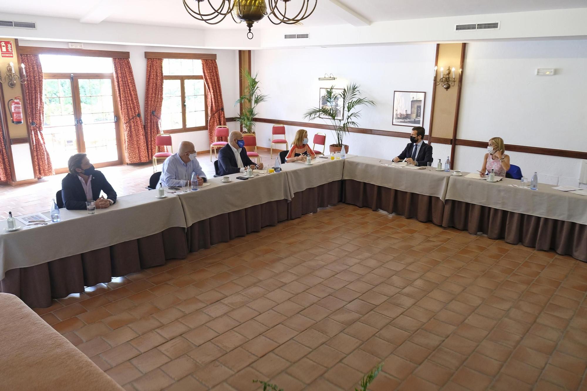 Pablo Casado se reúne en La Gomera con empresarios turísticos y miembros de la ejecutiva regional del PP