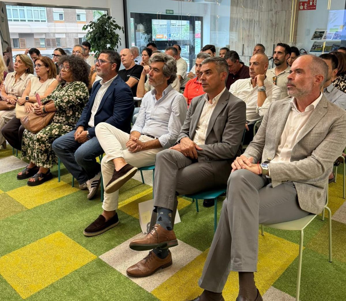 Ganaderos, clientes y expertos atienden las intervenciones durante las jornadas sobre sostenibilidad.