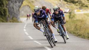 TOURMALET (FRANCIA), 08/09/2023.- El español Enric Mas, de Movistar, en el descenso del Col d’Aubisque durante la 13ª etapa de la Vuelta Ciclista a España entre Formigal y el Col du Tourmalet, de 134,7 km, este viernes. EFE/Manuel Bruque