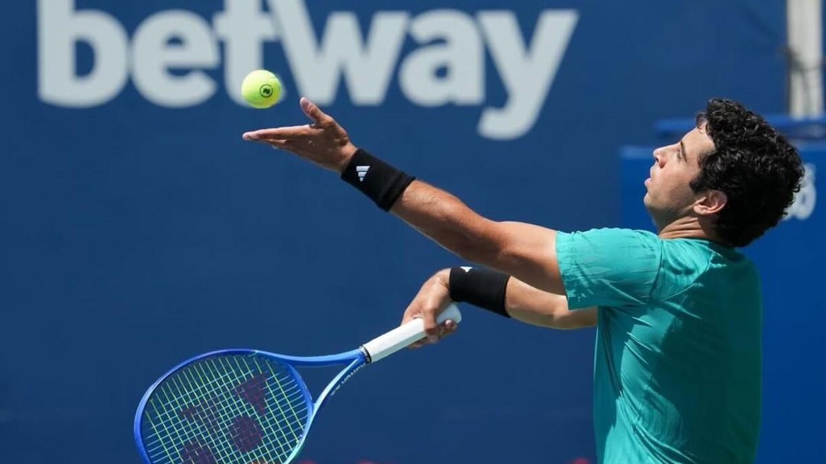 Jaume Munar se dispone a sacar durante el torneo de Toronto