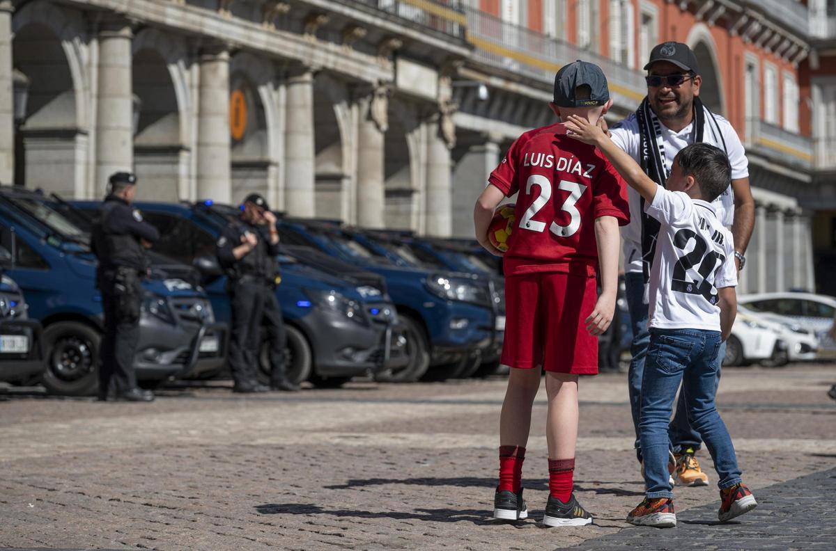 Los hinchas del Liverpool calientan Madrid.