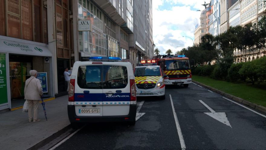 Los Bomberos y la Policía Local de A Coruña se despliegan en Juana de Vega por un incendio en una vivienda