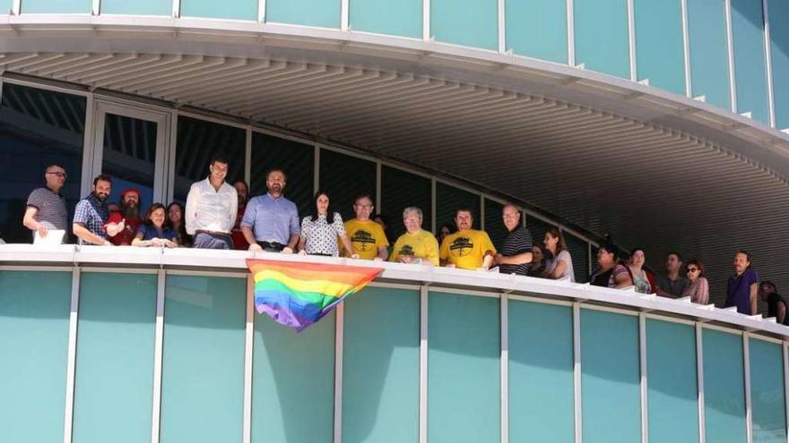 El gobierno desplegó la bandera arcoiris del balcón del consistorio el 27 de junio. // Bernabé/Gutier