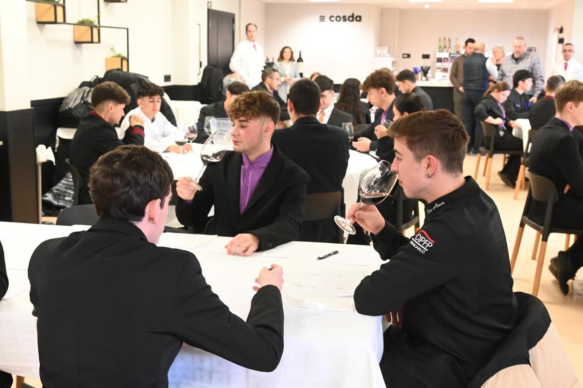 Los alumnos catando uno de los vinos en el certamen