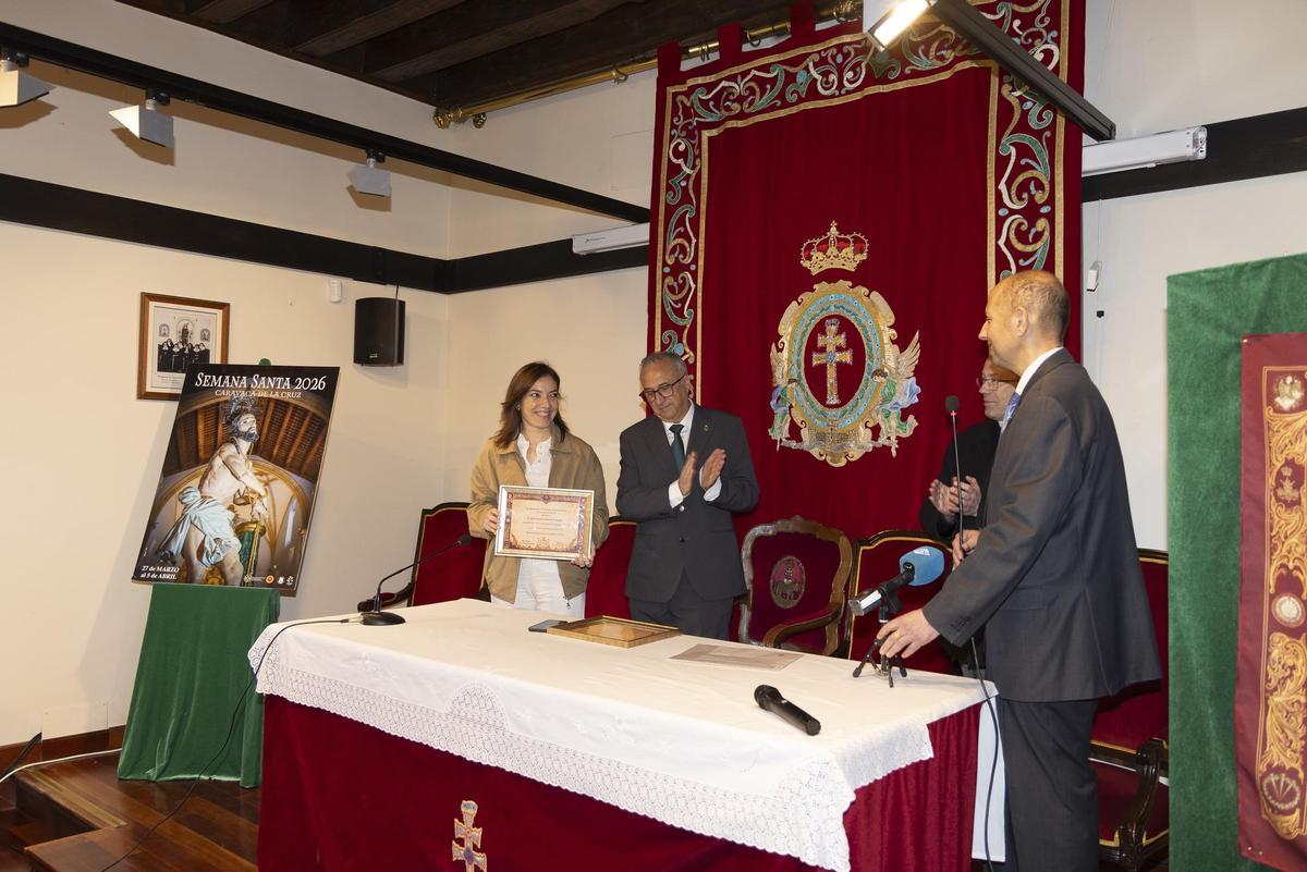 Entrega de un diploma al consistorio caravaqueño por su estrecha colaboración