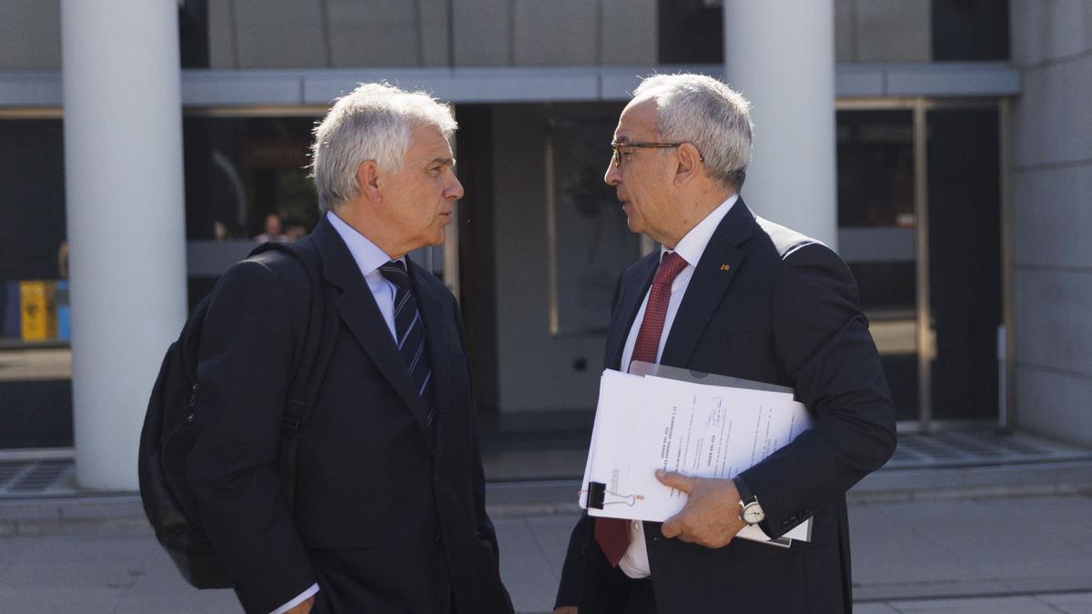 El presidente presidente del COE, Alejandro Blanco, conversa con Juan Antonio Samaranch, miembro del COI, a su llegada a la Asamblea General, este martes en Madrid.