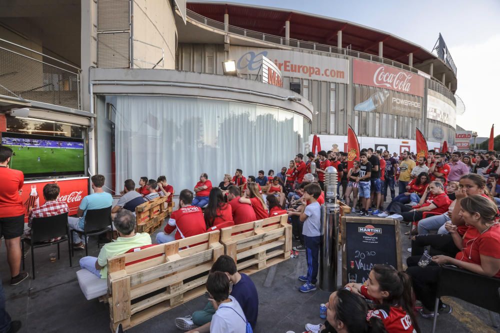 Los aficionados ven el partido en pantallas en Son Moix