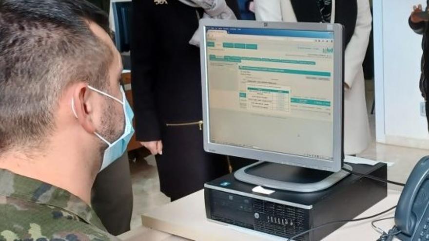 Un militar consulta un ordenador en el hospital