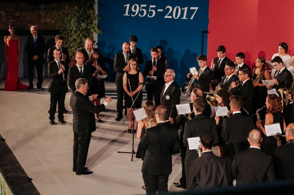 La participación de los coros locales protagonizó la gala de clausura del Certamen Internacional de Habaneras y Polifonía de Torrevieja