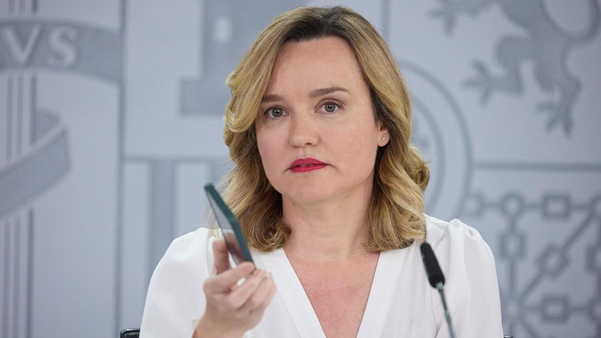 La ministra Alegría muestra su teléfono móvil en la rueda de prensa posterior al Consejo de Ministros, señalando la cantidad de ataques que está recibiendo.