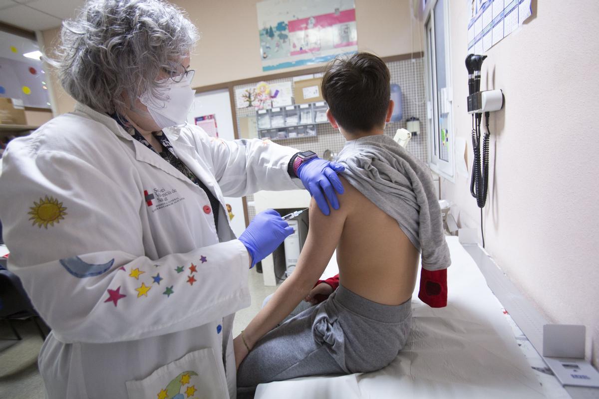 A child is vaccinated at a medical centre in Alicante.