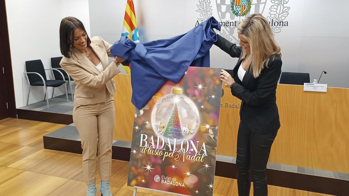Las concejalas Agüera y González descubren el cartel de la campaña de Navidad de Badalona 2024