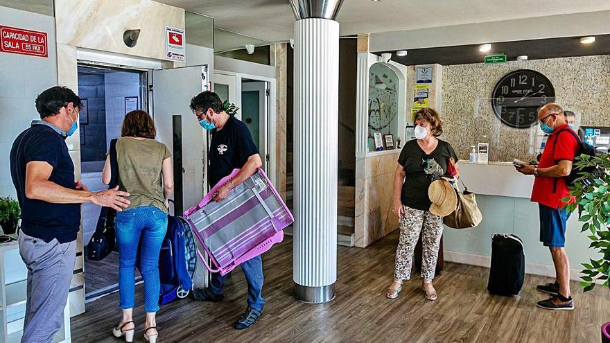 Los hoteles reciben con cuentagotas a los primeros turistas nacionales