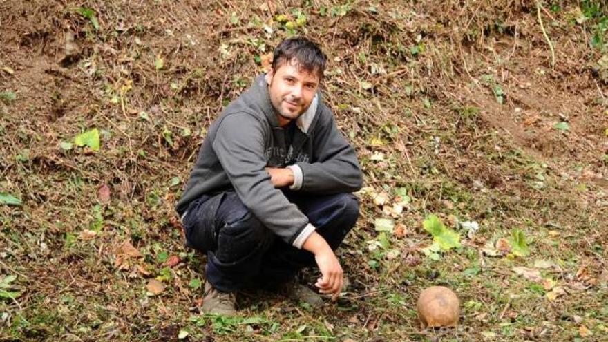 El operario del Grumir junto al cráneo humano hallado en septiembre de 2011 en Cividade.  // G.Núñez