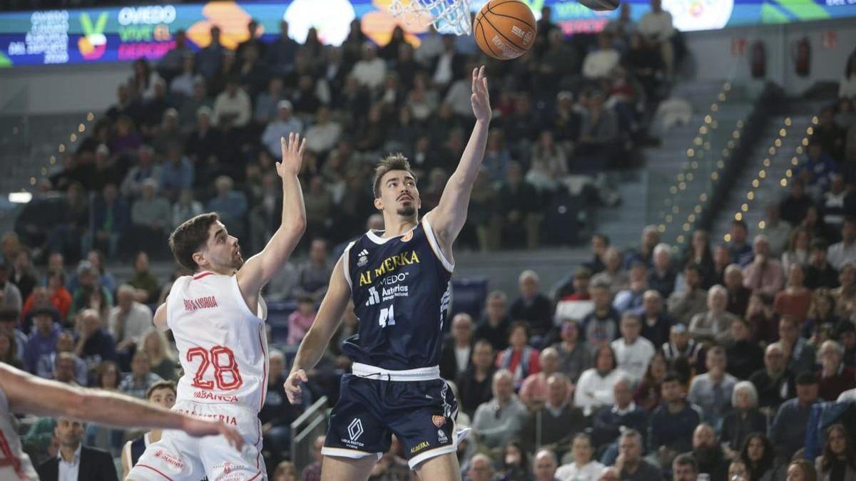 Robert Cosialls entra a canasta ante Rafa Lisboa en el último Alimerka Oviedo-Ourense.