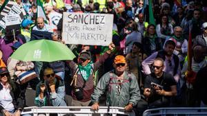 Marcha de Sos Rural en Madrid el 14 de mayo de 2023. En el centro, su pancarta más agresiva, apludida en sectores de extrema derecha.
