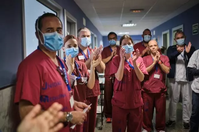 Coronavirus en Canarias | Homenaje a los sanitarios de la UCI del Hospital Nuestra Señora de Candelaria, en Tenerife