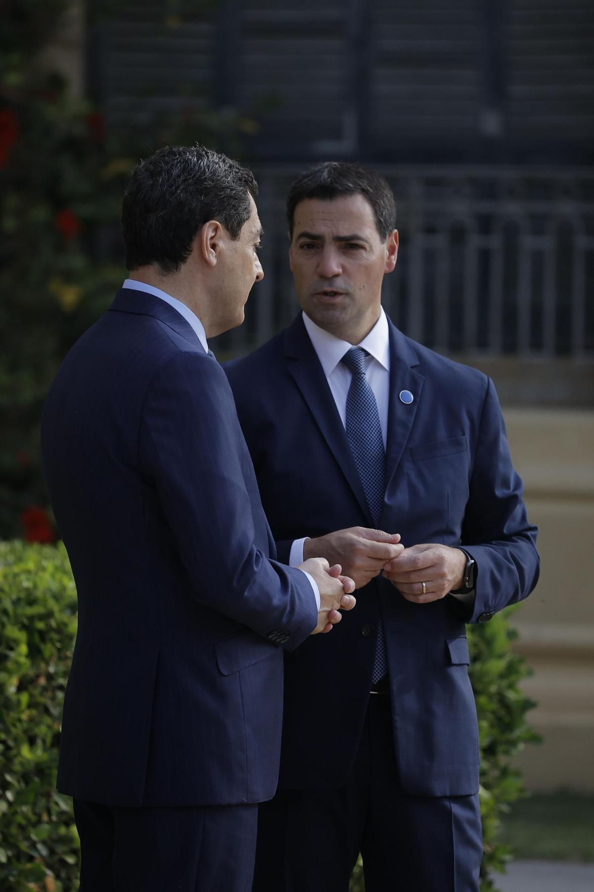 El lehendakari, Imanol Pradales, charla con el presidente andaluz, Juanma Moreno, antes de la Conferencia de Presidentes.