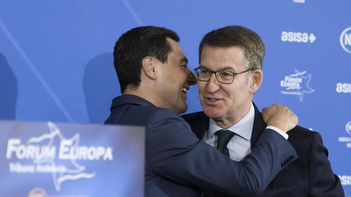 El líder del PP, Alberto Núñez Feijóo, y el presidente de la Junta de Andalucía, Juan Manuel Moreno, en Sevilla durante la campaña.