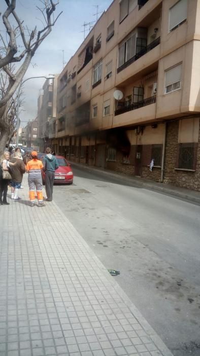 Una mujer herida y un gato muerto en el incendio de un piso en Elda