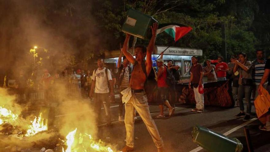 Manifestantes en favor de Rousseff el lunes por la noche en Sao Paulo.  // Efe