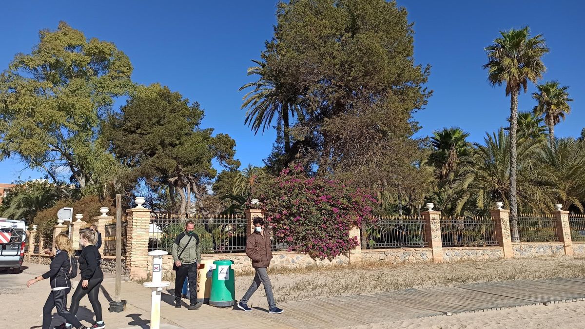Image of the Doña Sinforosa park, next to the Acequión beach, within the bay of Torrevieja Image of the Doña Sinforosa park, next to the Acequión beach, within the bay of Torrevieja