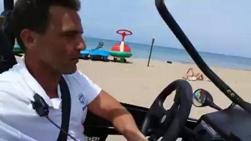El coordinador de las playas de Dénia se graba conduciendo
