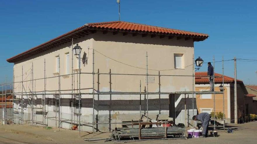 Obras de reforma del edificio en San Román del Valle.