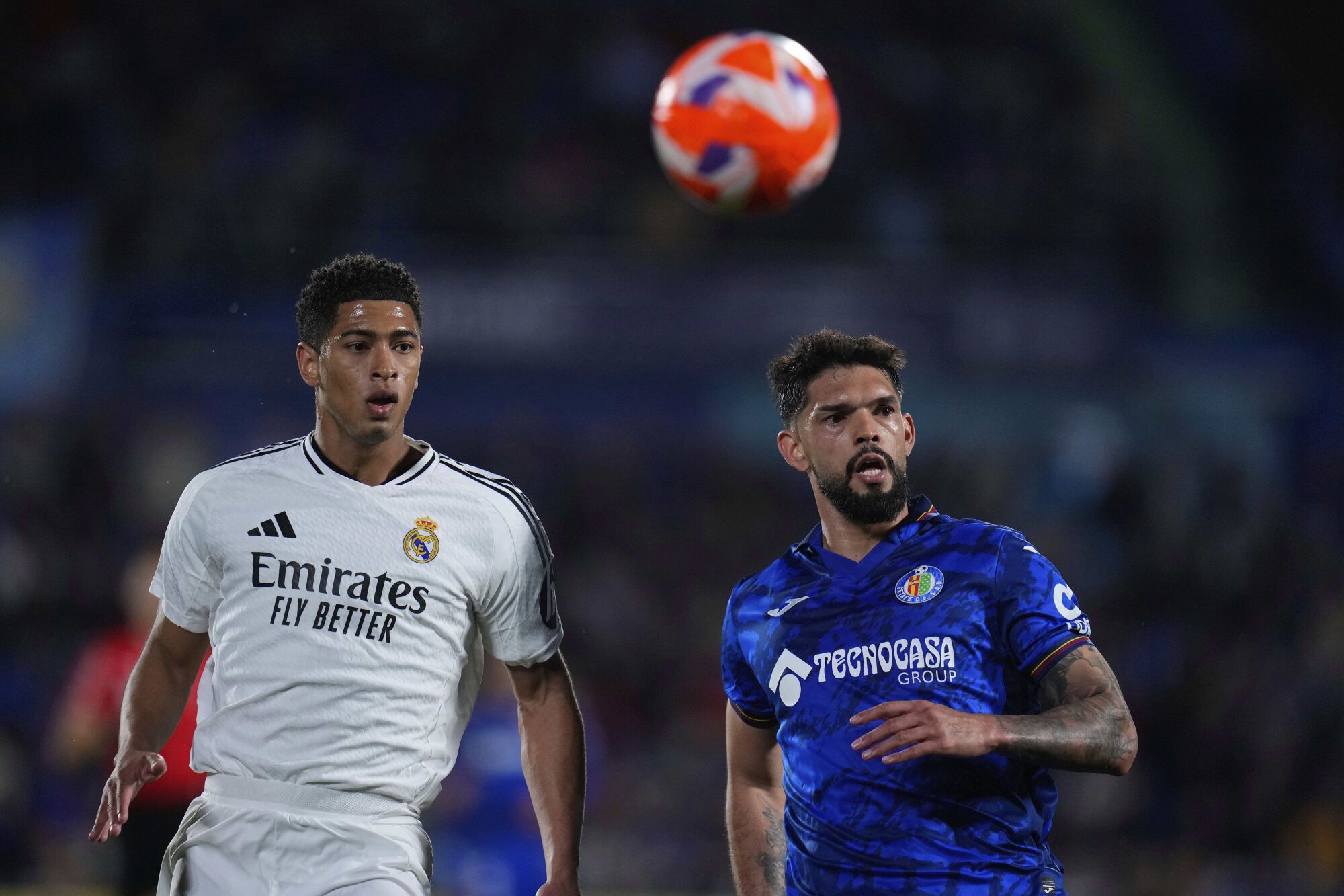 Getafe's Omar Alderete, right, and Real Madrid's Jude Bellingham challenge for the ball during a Spanish La Liga soccer match between Getafe and Real Madrid at the Coliseum Alfonso Perez stadium in Getafe, Spain, Wednesday, April 23, 2025. (AP Photo/Manu Fernandez). EDITORIAL USE ONLY / ONLY ITALY AND SPAIN
