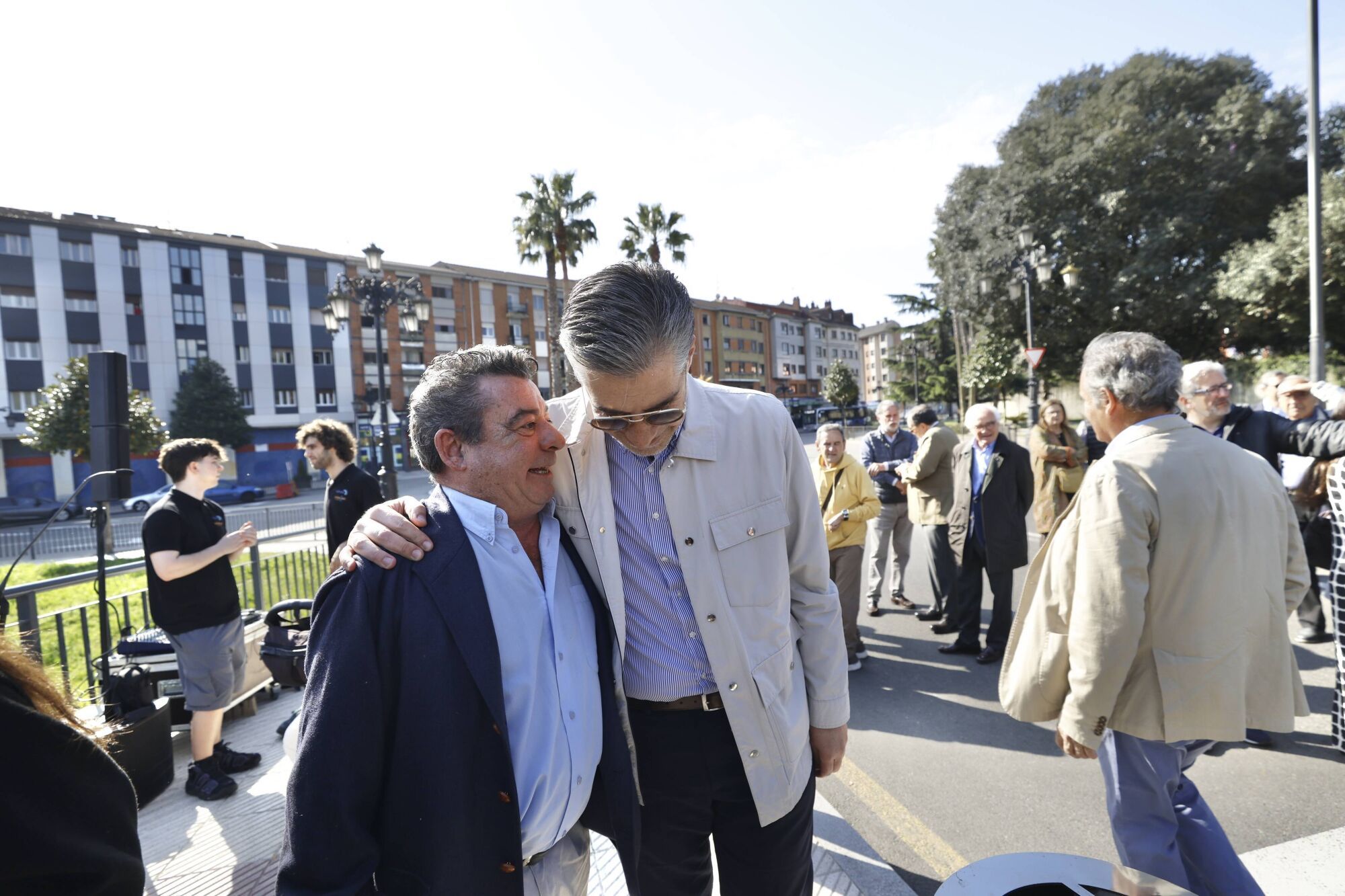 El Alcalde, Alfredo Canteli, visita la calle Dres. Rehberger. Asisten también representantes de la familia, encabezados por el Dr. Guillermo Rehberger. Calle Dres. Rehberger (Antigua calle Ángel Cañedo, tramo más próximo al Palacio de los Deportes).