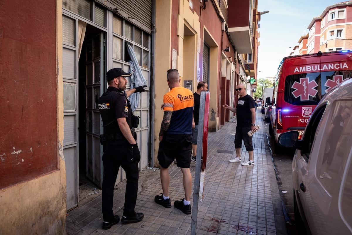 En imágenes | Un okupa acaba en el hospital tras una pelea en la calle Obispo Tajón de Zaragoza En imágenes | Un okupa acaba en el hospital tras una pelea en la calle Obispo Tajón de Zaragoza
