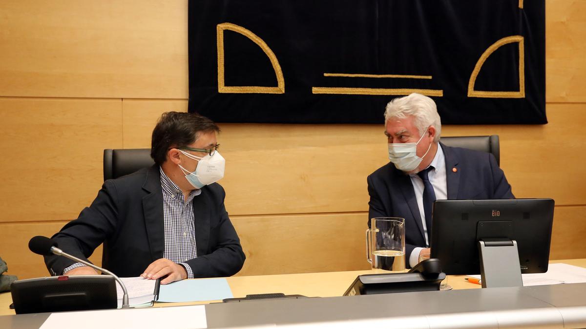 José Ignacio Delgado, derecha, durante una sesión en la Comisión de investigación de las Cortes.