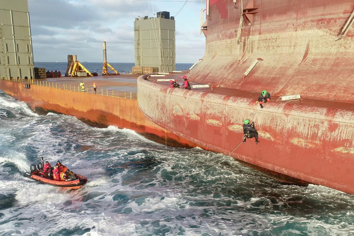 Ecologistas de Greenpeace colocaron una pancarta en una acción en una plataforma de Shell, en el Mar del Norte, para expandir un yacimiento de petróleo y gas existente, frente a la costa de Cherburgo, en el noroeste de Francia