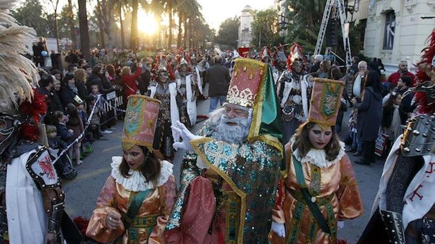 Detalle del desfile del pasado año, con sus majestades saludando justo antes del inicio del recorrido.