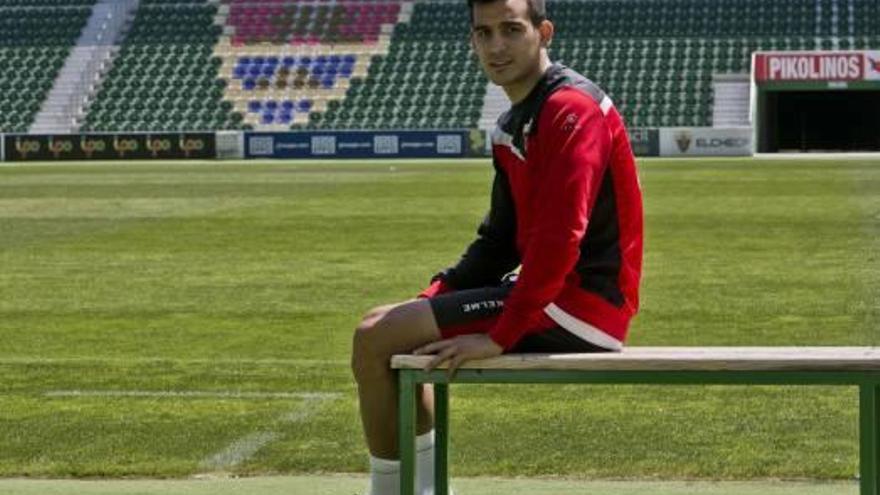 El mediapunta argentino Franco Cristaldo, ayer, sentado en una banco en el estadio Martínez Valero.