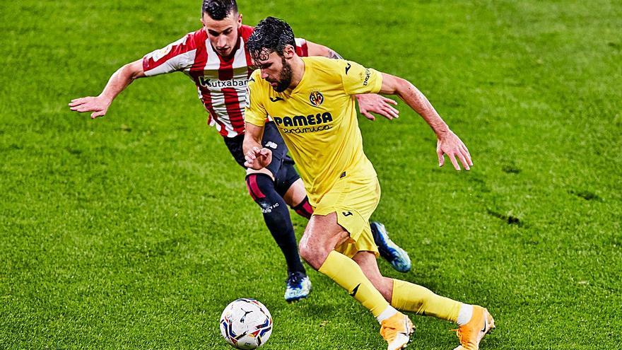 Pedrada y Berenguer disputan la pelota, anoche en San Mamés. | EUROPA PRESS/AFP7