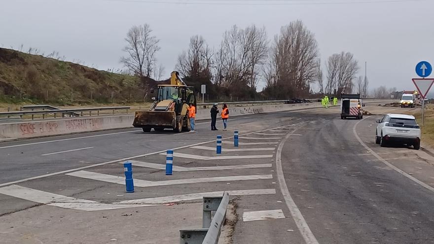 Tasques de neteja i reparació dels danys a l'autovia C-16 on es van concentrar els pagesos