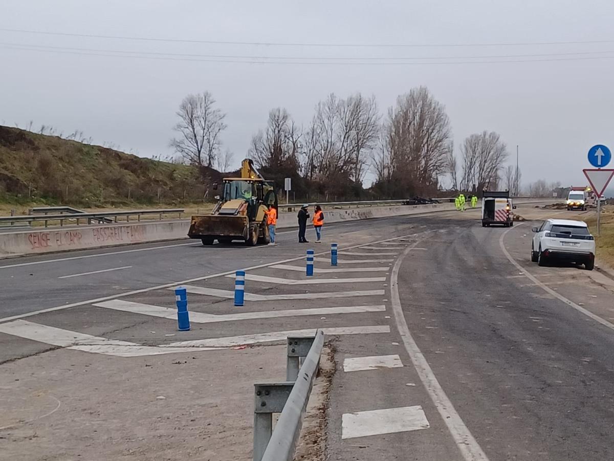 Tasques de neteja i reparació dels danys a l'autovia C-16 on es van concentrar els pagesos
