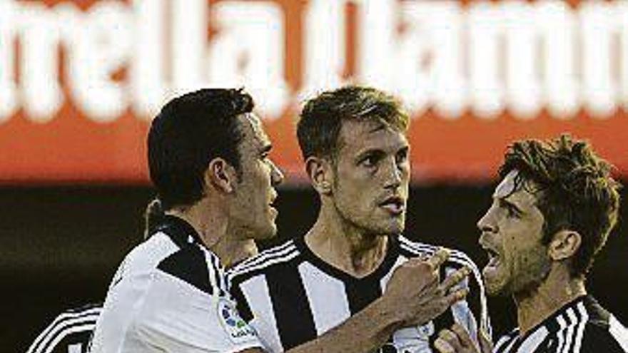 Carlos Hernández, abrazado por Verdés y Folch.