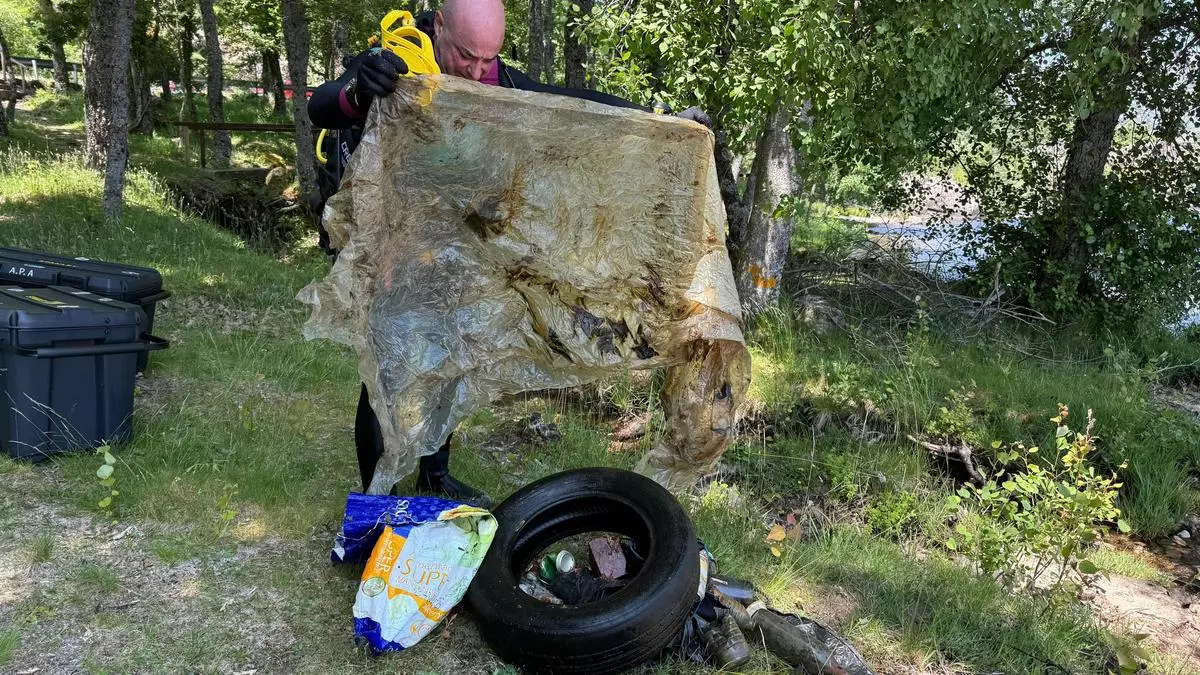 La Red de Vigilantes marinos hace "limpieza" en profundidad del Lago