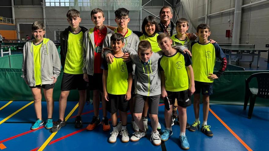 Los jóvenes de la Escuela del Corriol Oliva con su entrenador