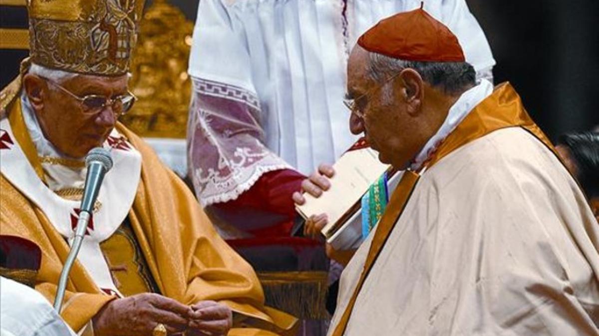El prelado adivino 8Benedicto XVI entrega el anillo de cardenal a Paolo Romeo, en el 2010.