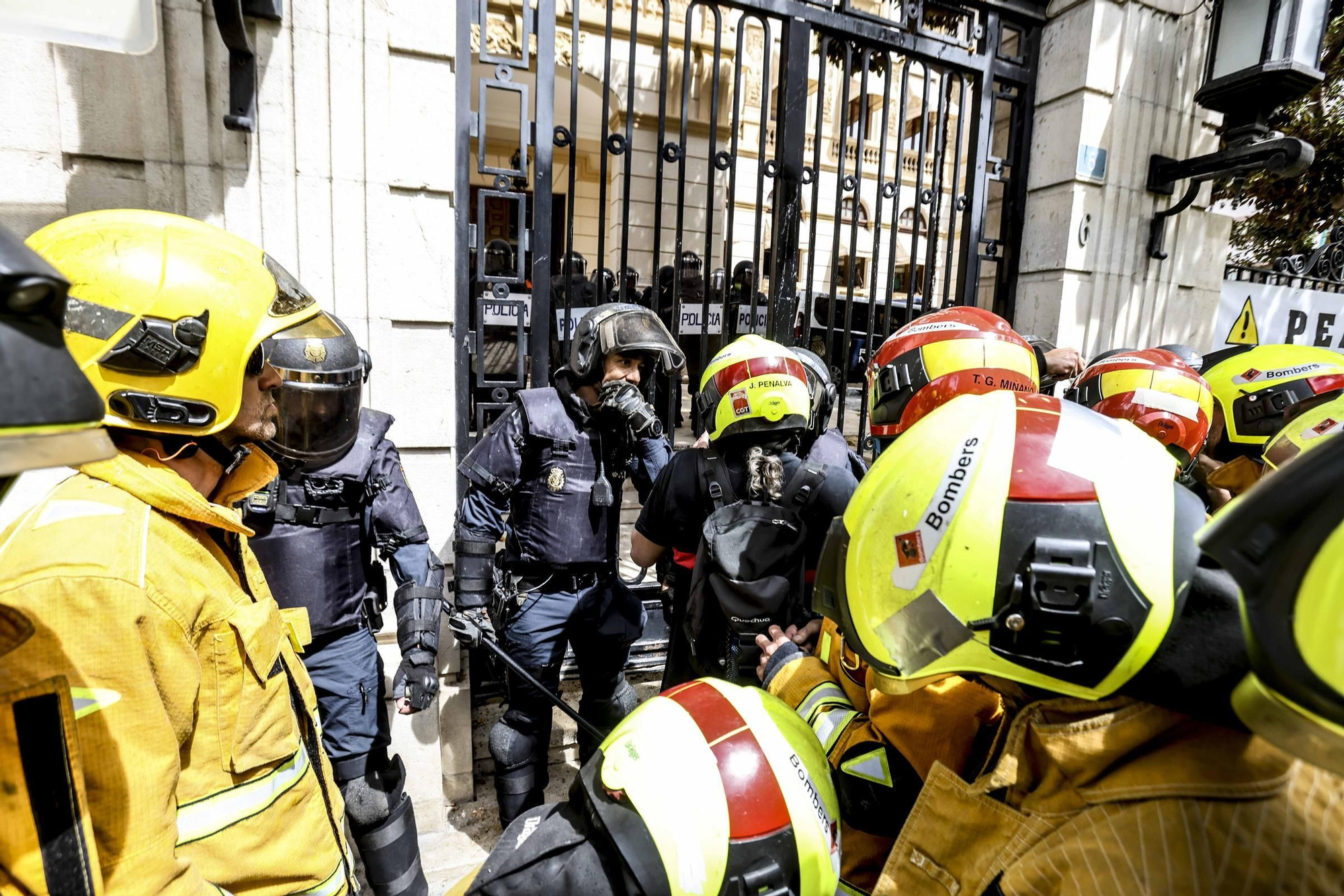 Protesta de los bomberos frente a la Diputación de Alicante