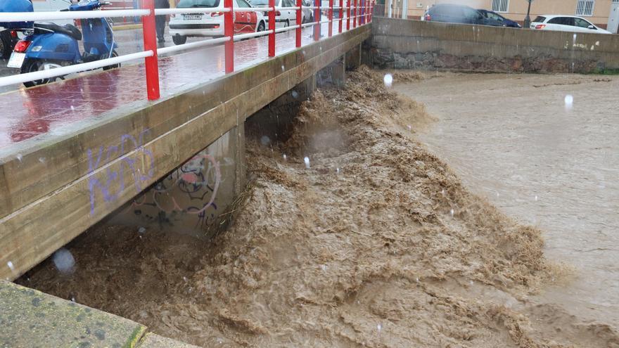 La alcaldesa de Águilas y el consejero Marcos Ortuño valoran los daños de la tromba de agua