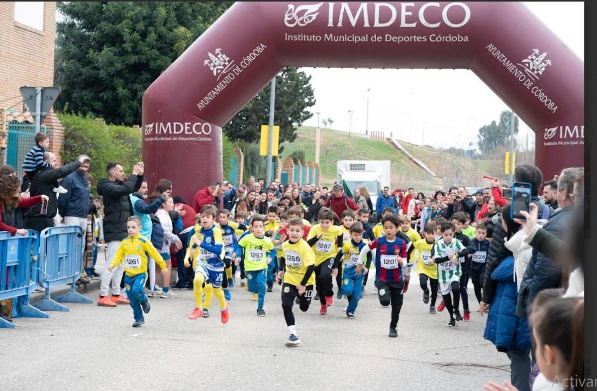 Escolares participantes en una anterior edición de la carrera solidaria del IES Séneca.