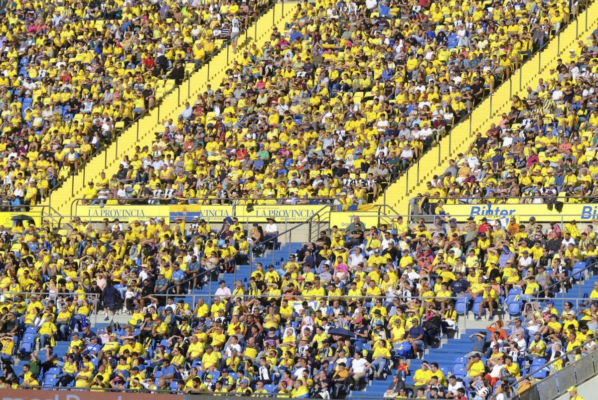 Imagen de un sector del Estadio de Gran Canaria, que registró una entrada de 24.070 espectadores. | | JOSÉ CARLOS GUERRA