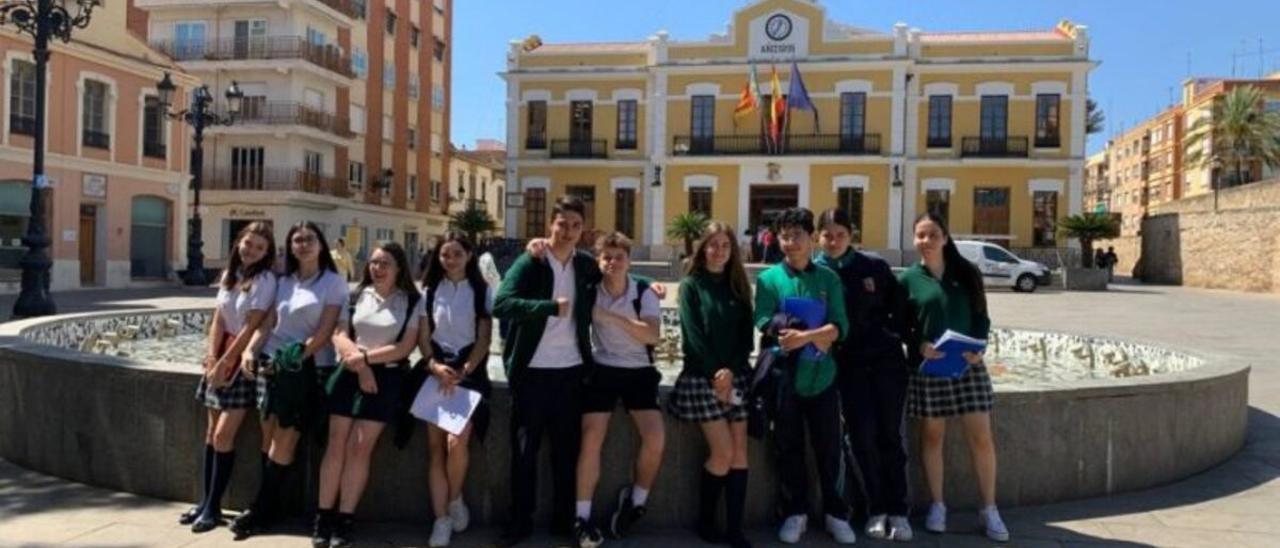 Grupo de encuestadores en la plaza del Ayuntamiento de Burjassot.